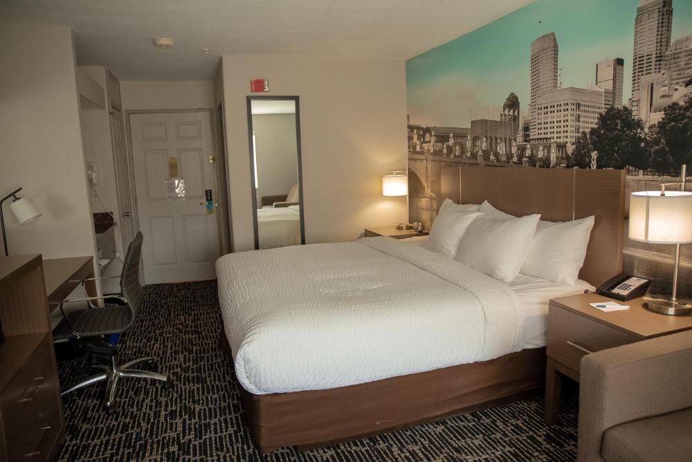 King Suite with Hot Tub and Sofa Bed - Non-Smoking interior